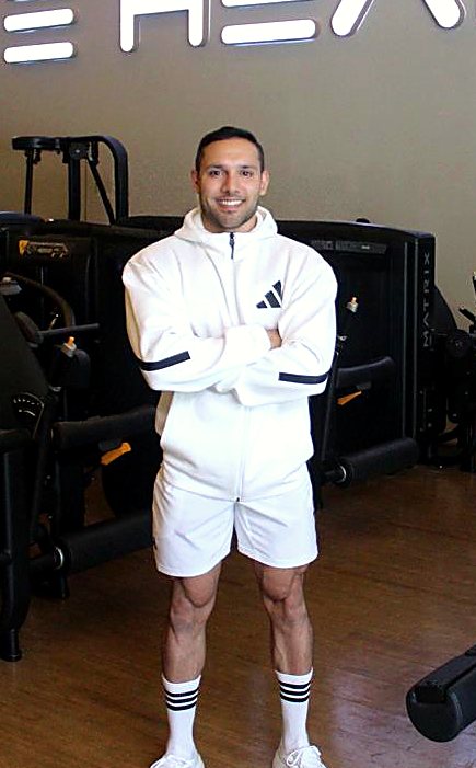 Pedro Aldana sorrindo, de braços cruzados, na Be Health Sport