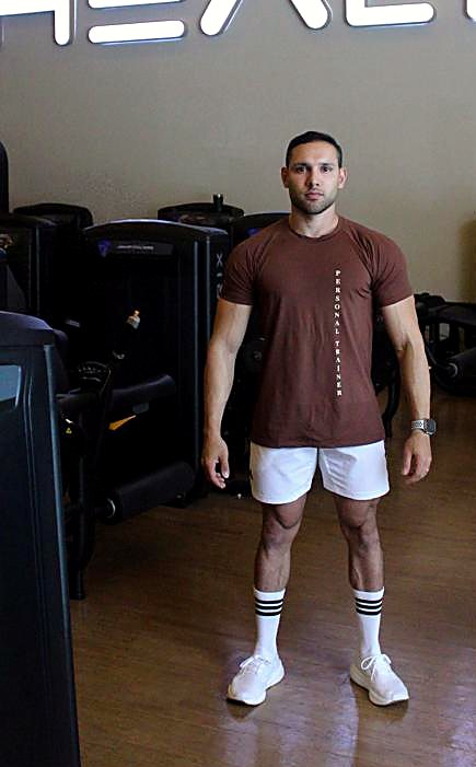 Pedro Aldana com camiseta Personal Trainer na academia