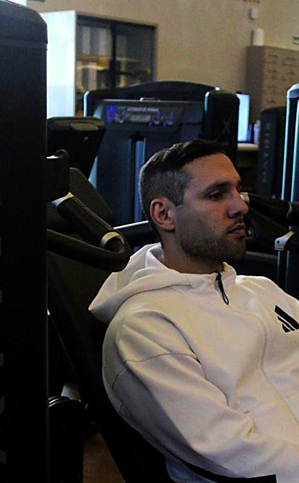 Pedro Aldana sentado em uma máquina de treino
